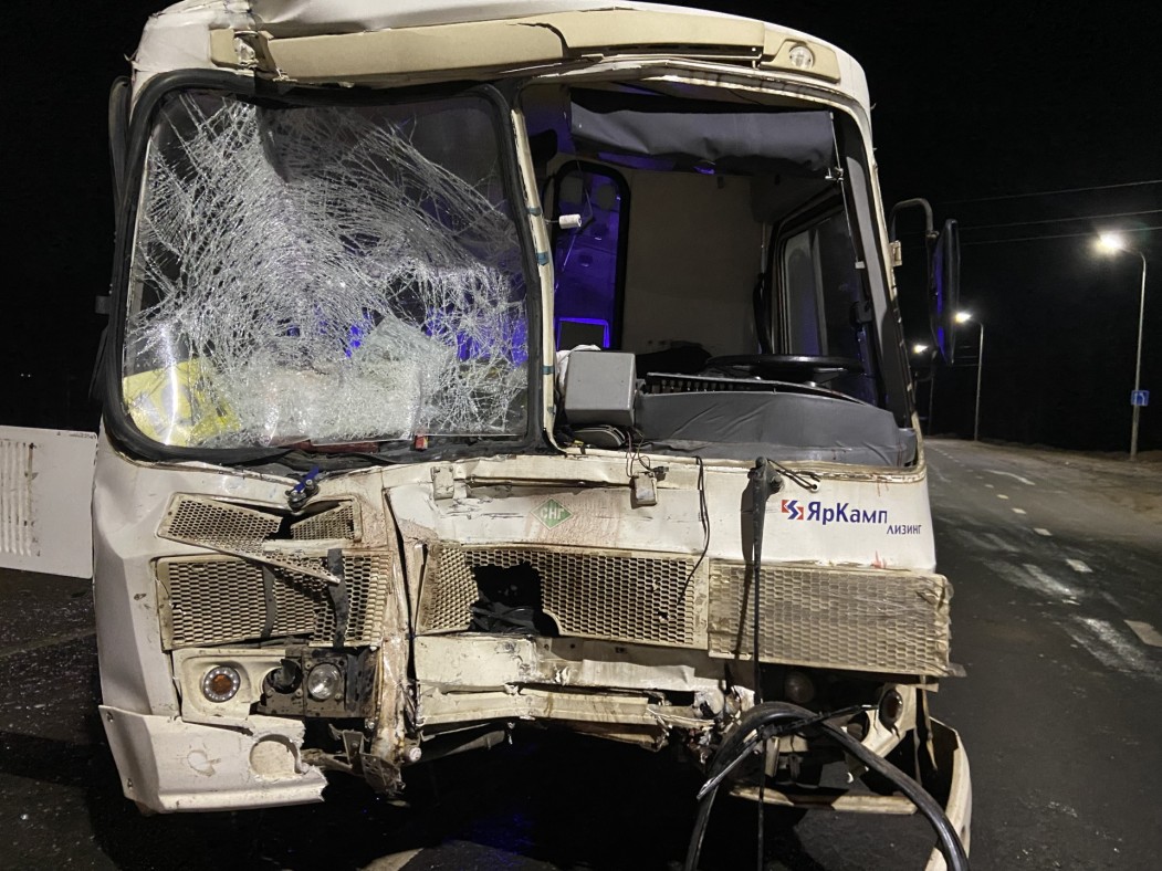 В Сыктывдинском районе автобус с пассажирами врезался в лесовоз