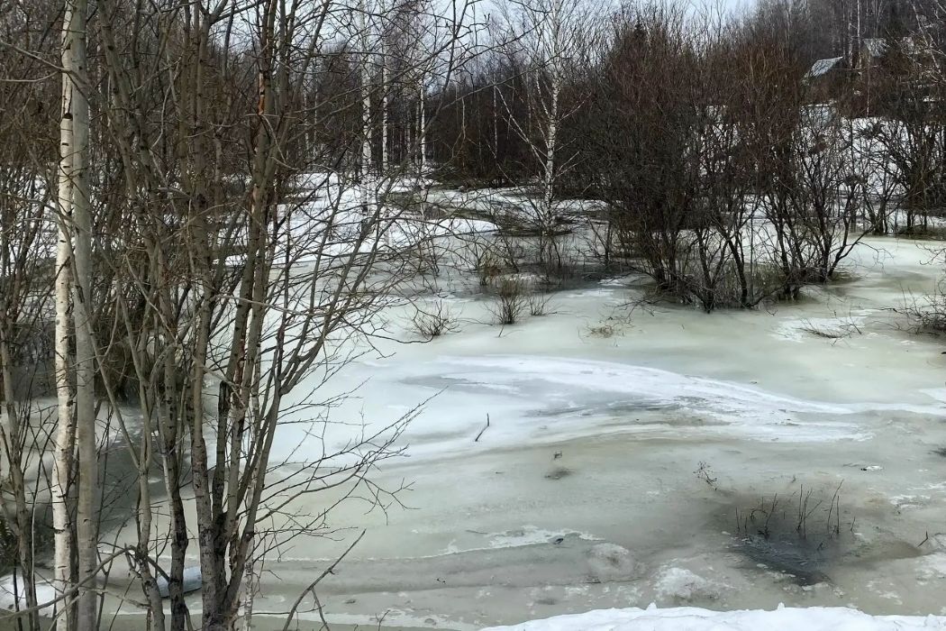 Из-за забитой трубы талые воды подтопили дорогу в Дежнево