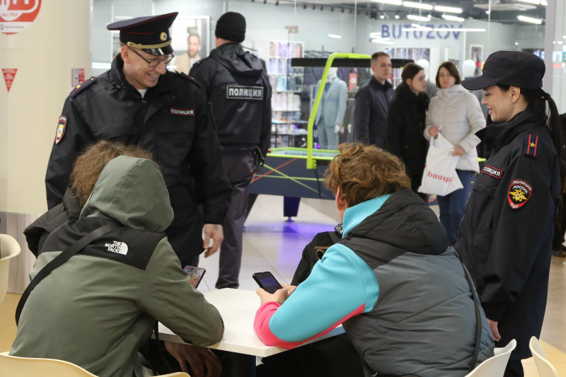 С гуляющими в торговых центрах и парках Сыктывкара школьниками провели беседы