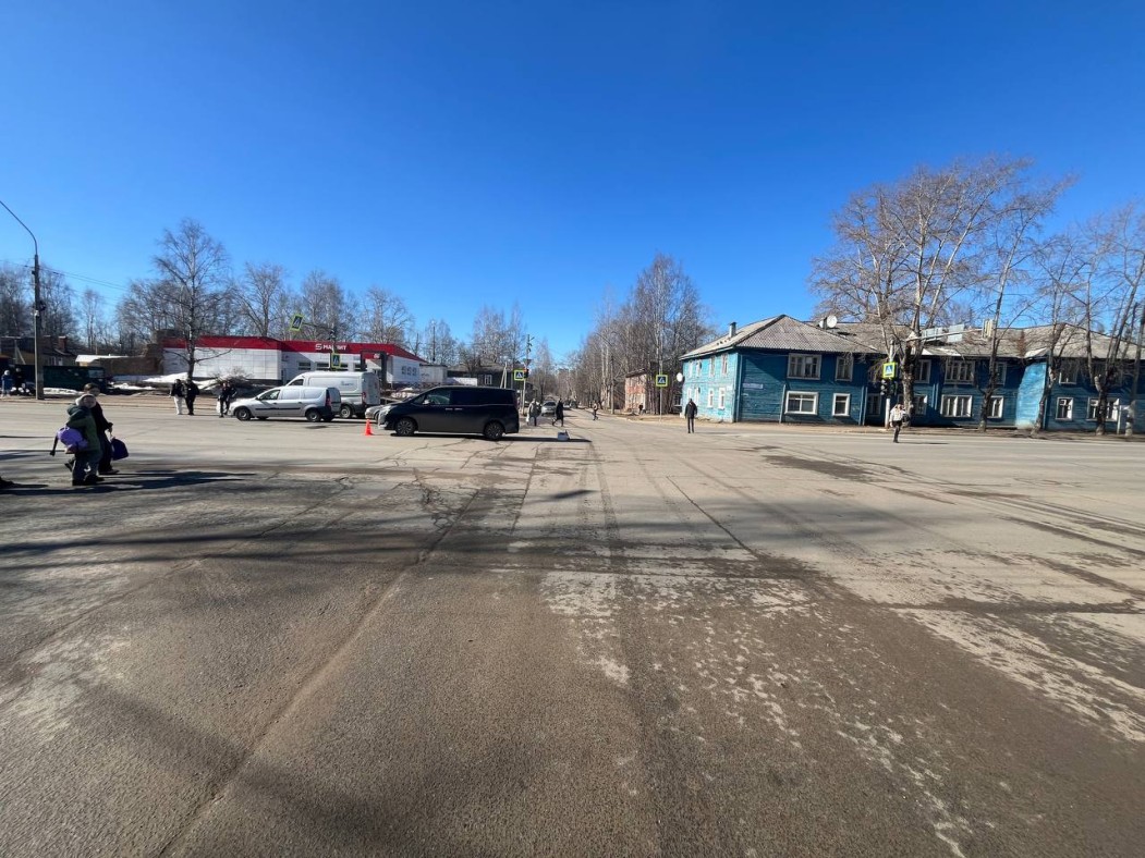 В Сыктывкаре пьяный самокатчик проехал на красный и попал в ДТП