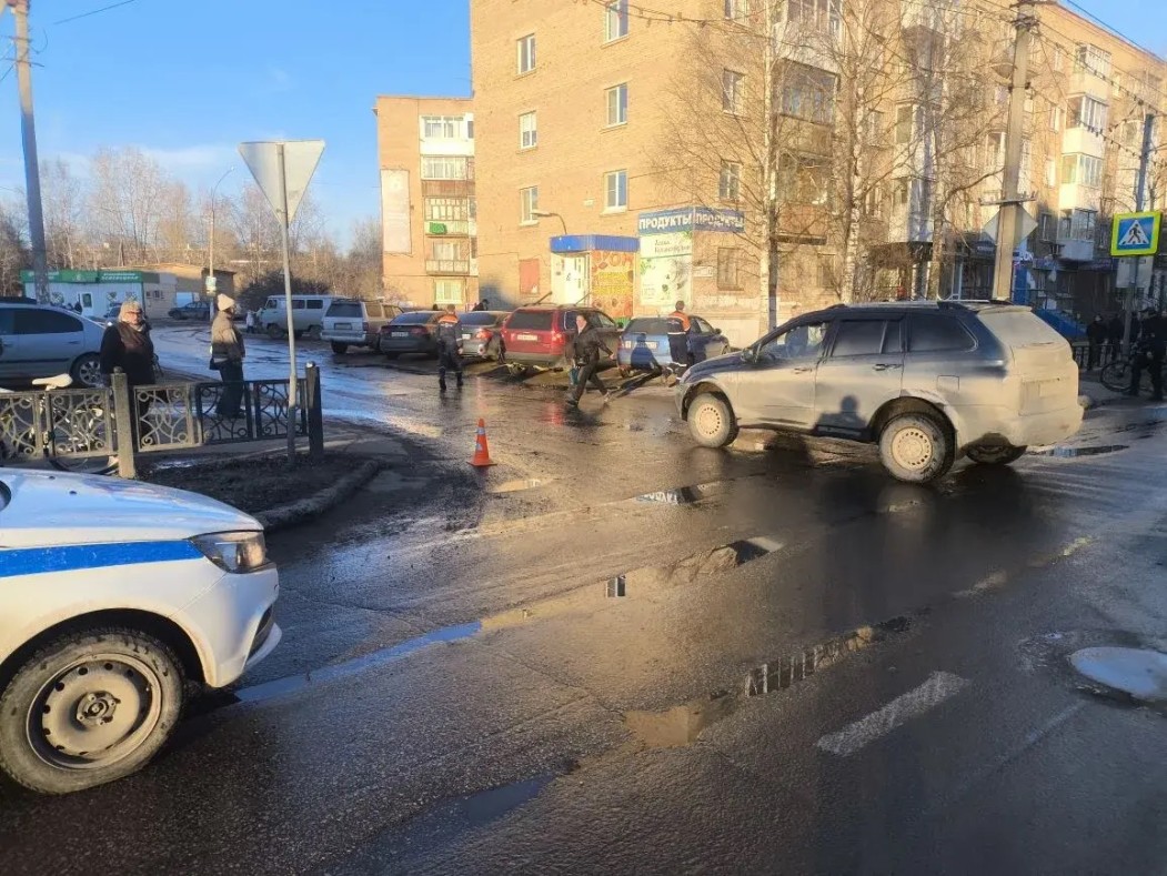 В Ухте школьник на велосипеде попал под машину