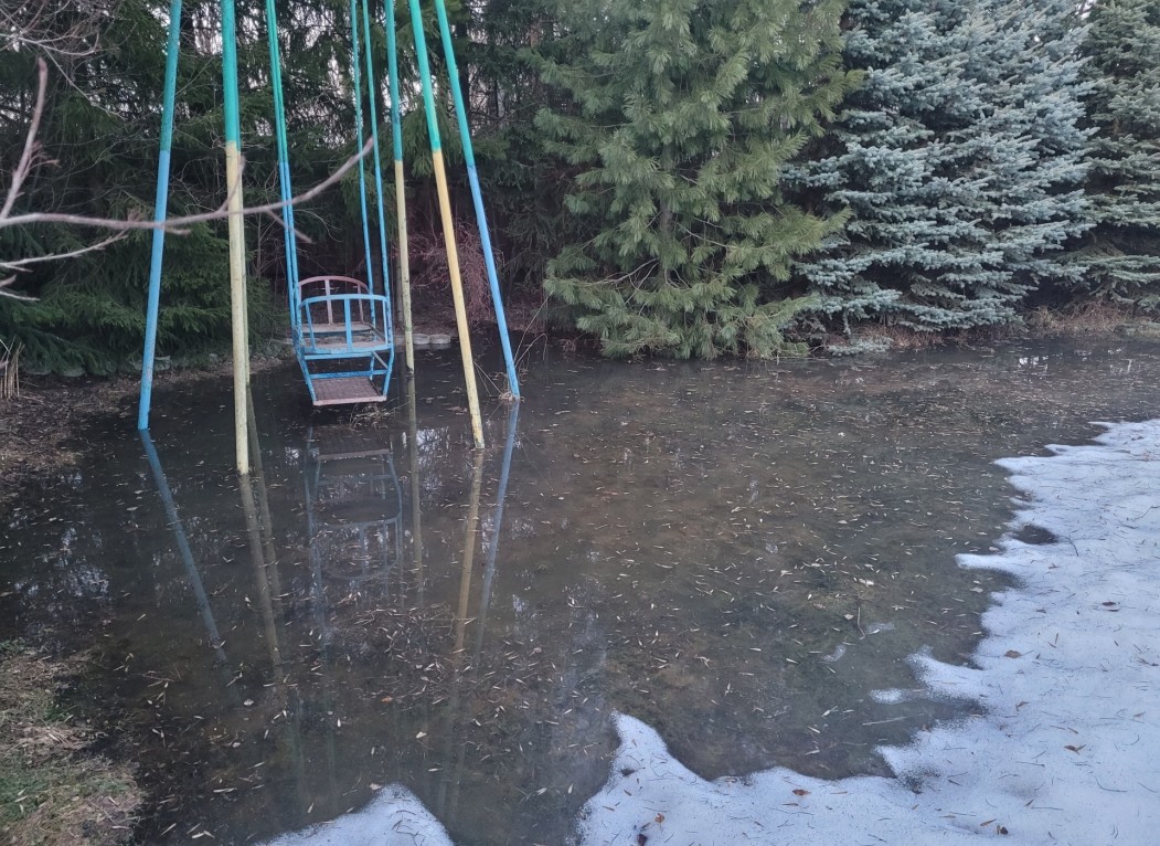 Из-за влажных салфеток участок возле дома в Сыктывкаре затопило нечистотами