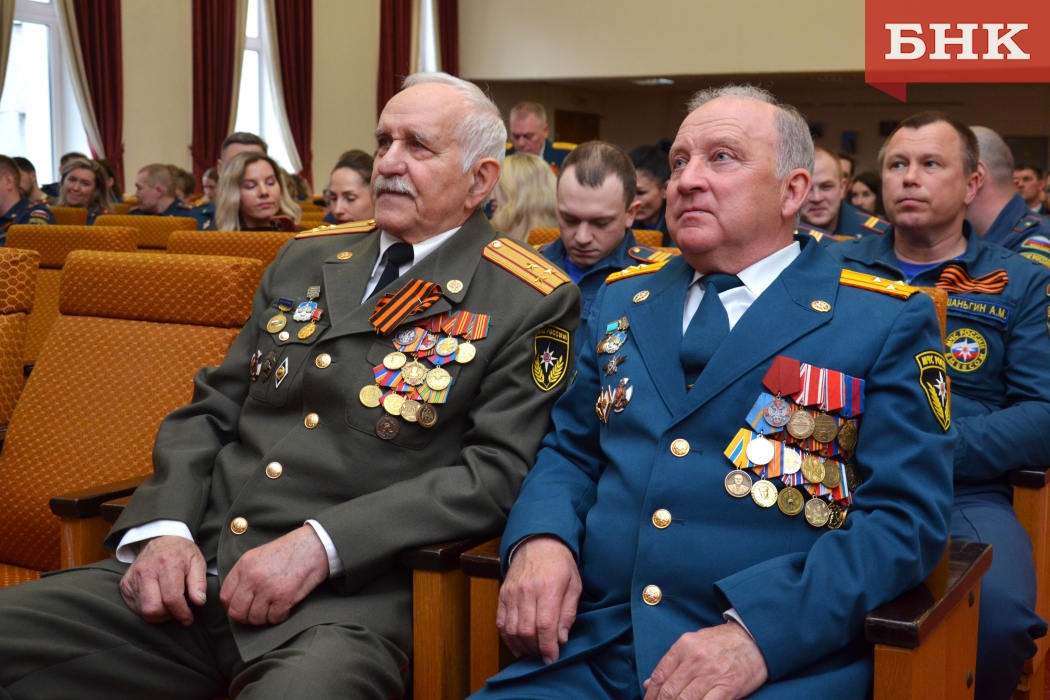 В Коми накануне Дня пожарной охраны наградили сотрудников МЧС