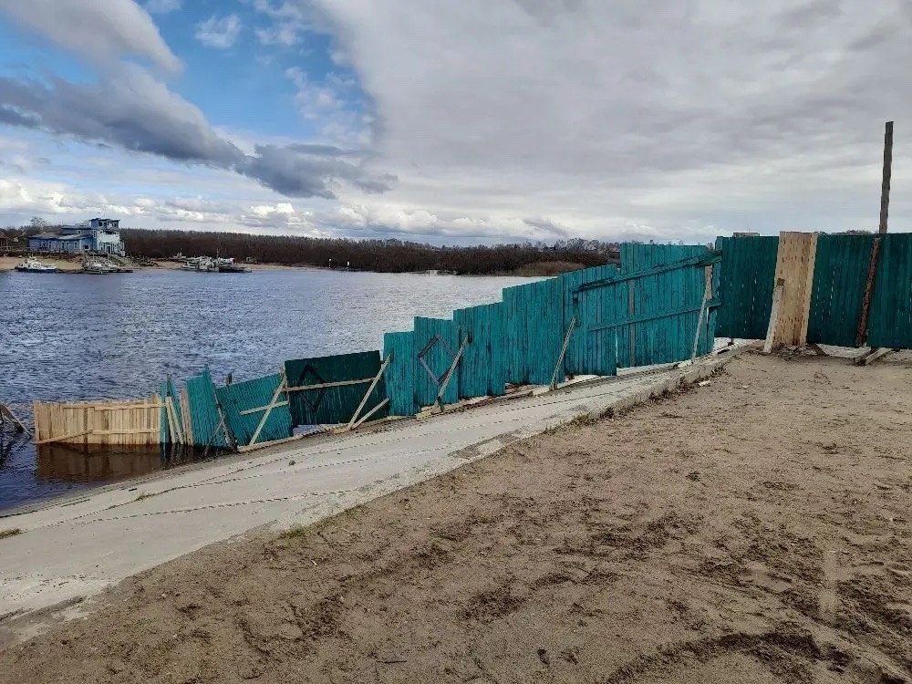 С набережной Сыктывкара смыло забор