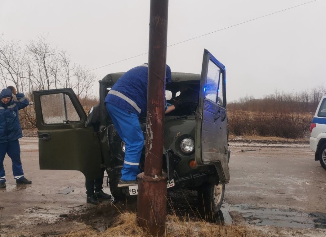 В Воркуте УАЗ врезался в столб