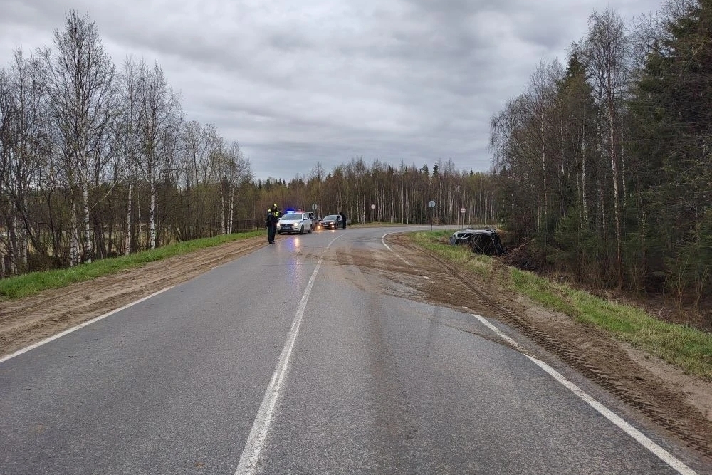 В Усинске четверо подростков пострадали при опрокидывании автомобиля
