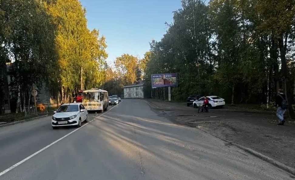 В Сыктывкаре не поделили дорогу автобус и учебная машина