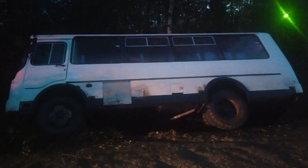 При опрокидывании дачного автобуса в Усть-Вымском районе пострадали пять человек