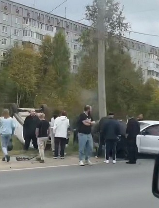 В Эжве Changan оказался на крыше после столкновения с Volkswagen