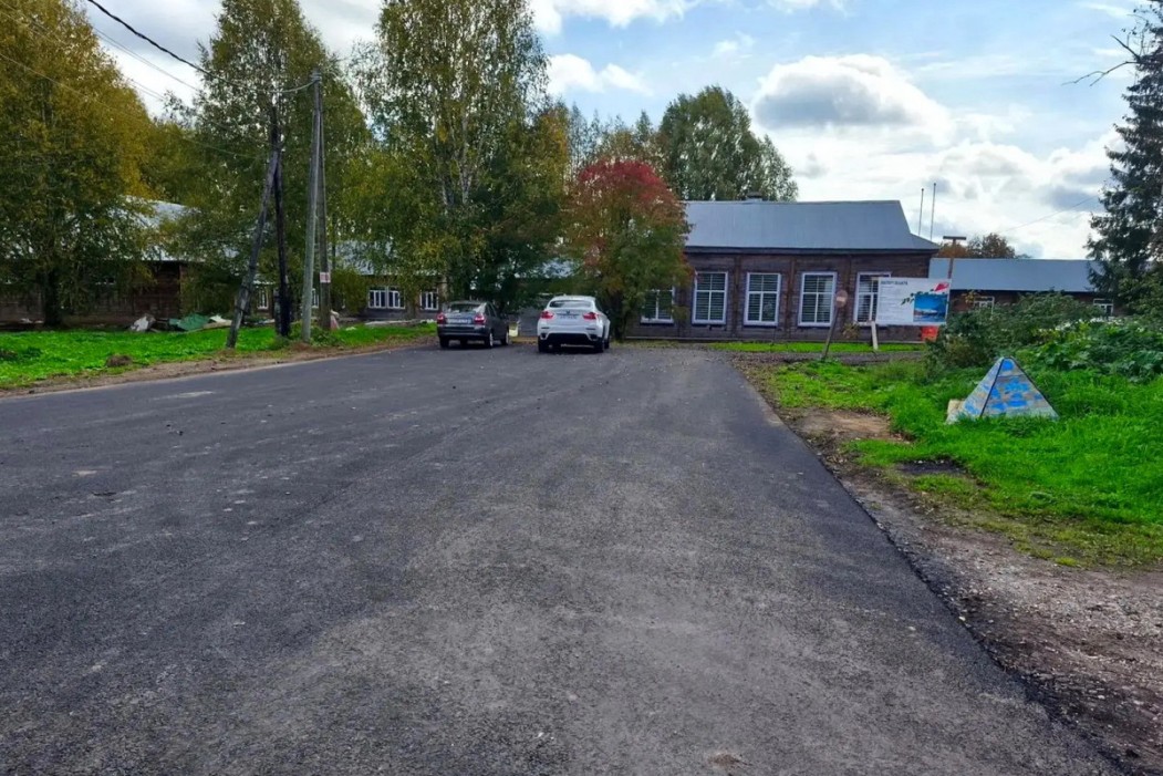 В Гурьевке заасфальтировали подъезд к школе