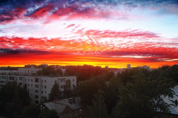 Зарево проезд 14 12. Зарево над Москвой сейчас. Фото зарево как российский флаг.