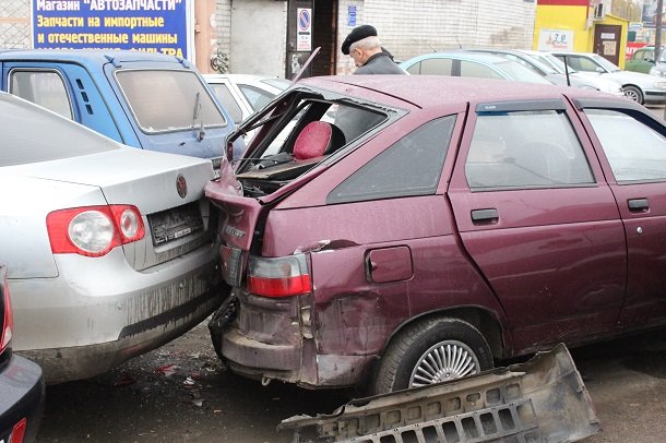 Мужчина в арбузном шлеме ездил на перевернутой «семерке» по городу