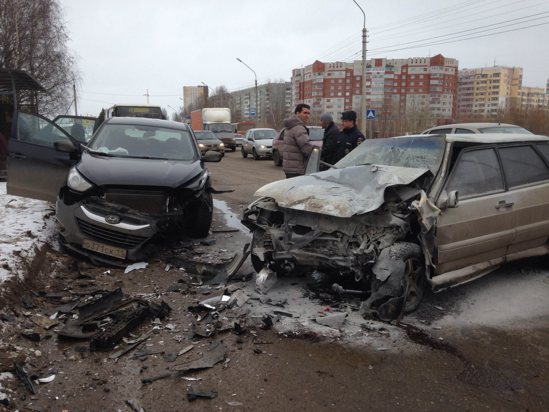 Четыре человека пострадали в аварии на Октябрьском проспекте в Сыктывкаре,  понадобилось привлечь МЧС и спецтехнику