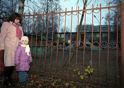 В детском саду ребенок спит на раскладушке