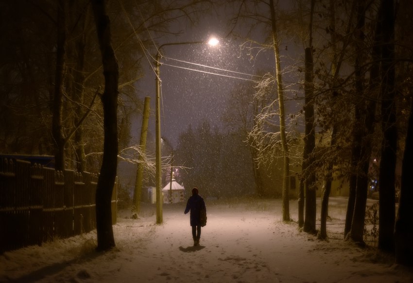 Кома октябрь. Художественное фото улиц Парижа припорошенных снегом.