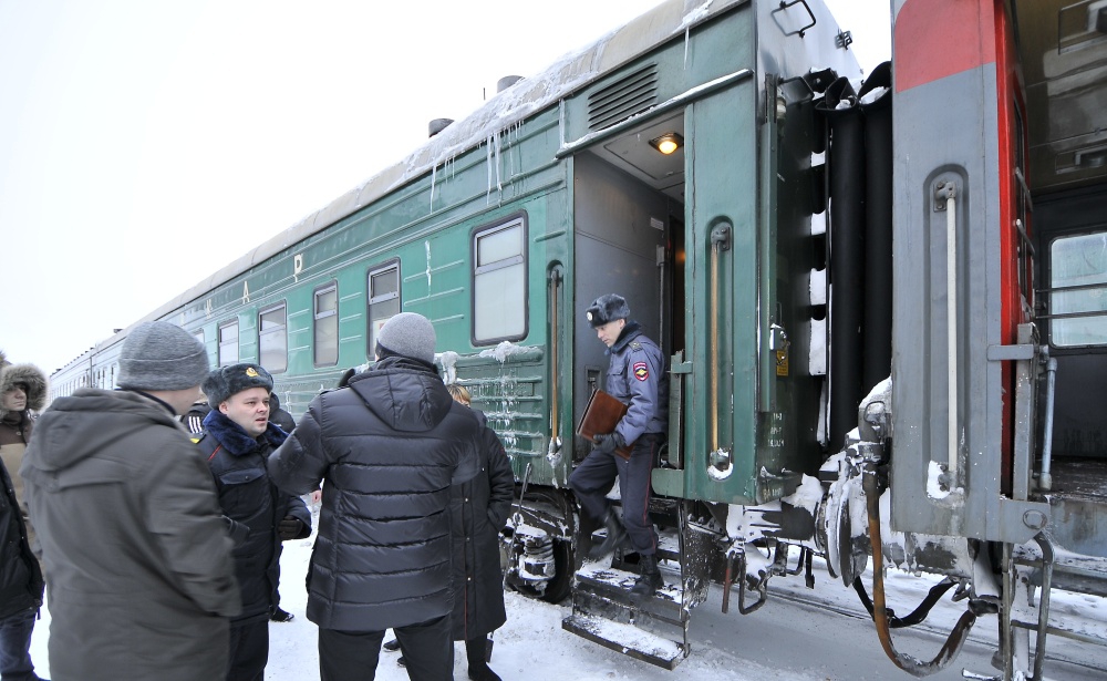 Усинск нижний поезд. Пассажиры в поезде. Вахтовики в поезде. Посадка пассажиров в вагон. Вагон поезда полиция.