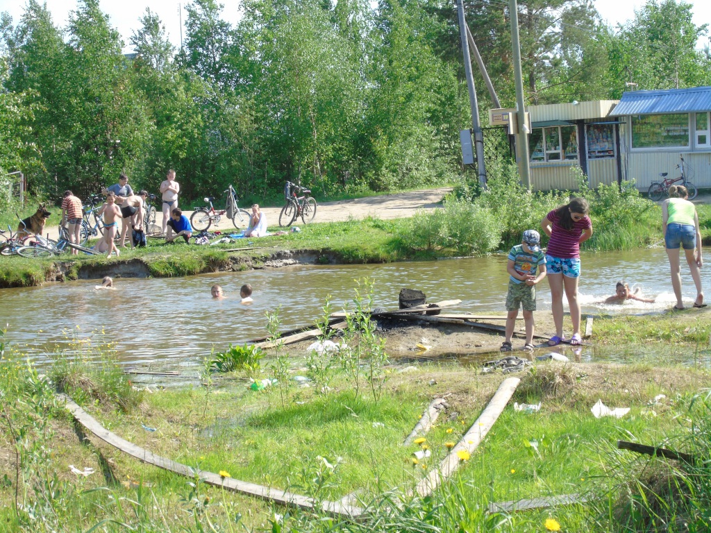 Девочка на местном водоеме