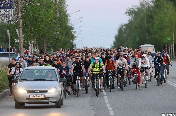 Около полутора. Велоночь Сыктывкар 2015. Велосипедист студент. Велоночь Ухта 12.06.2022.