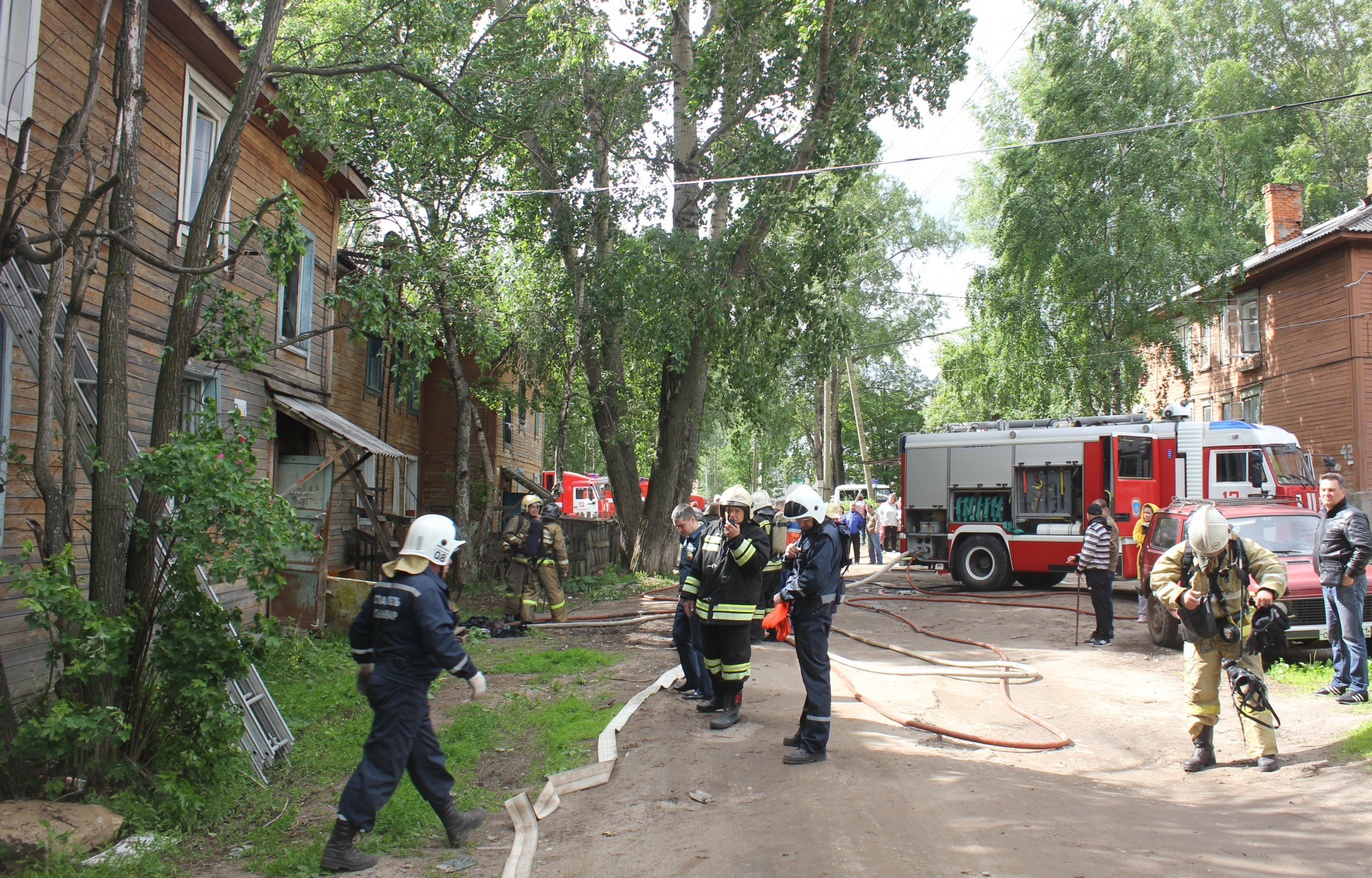 Пожар в сыктывкаре сегодня. Пожар в Сыктывкаре сейчас. Пожар Эжва сегодня. Пожар в Эжве вчера.