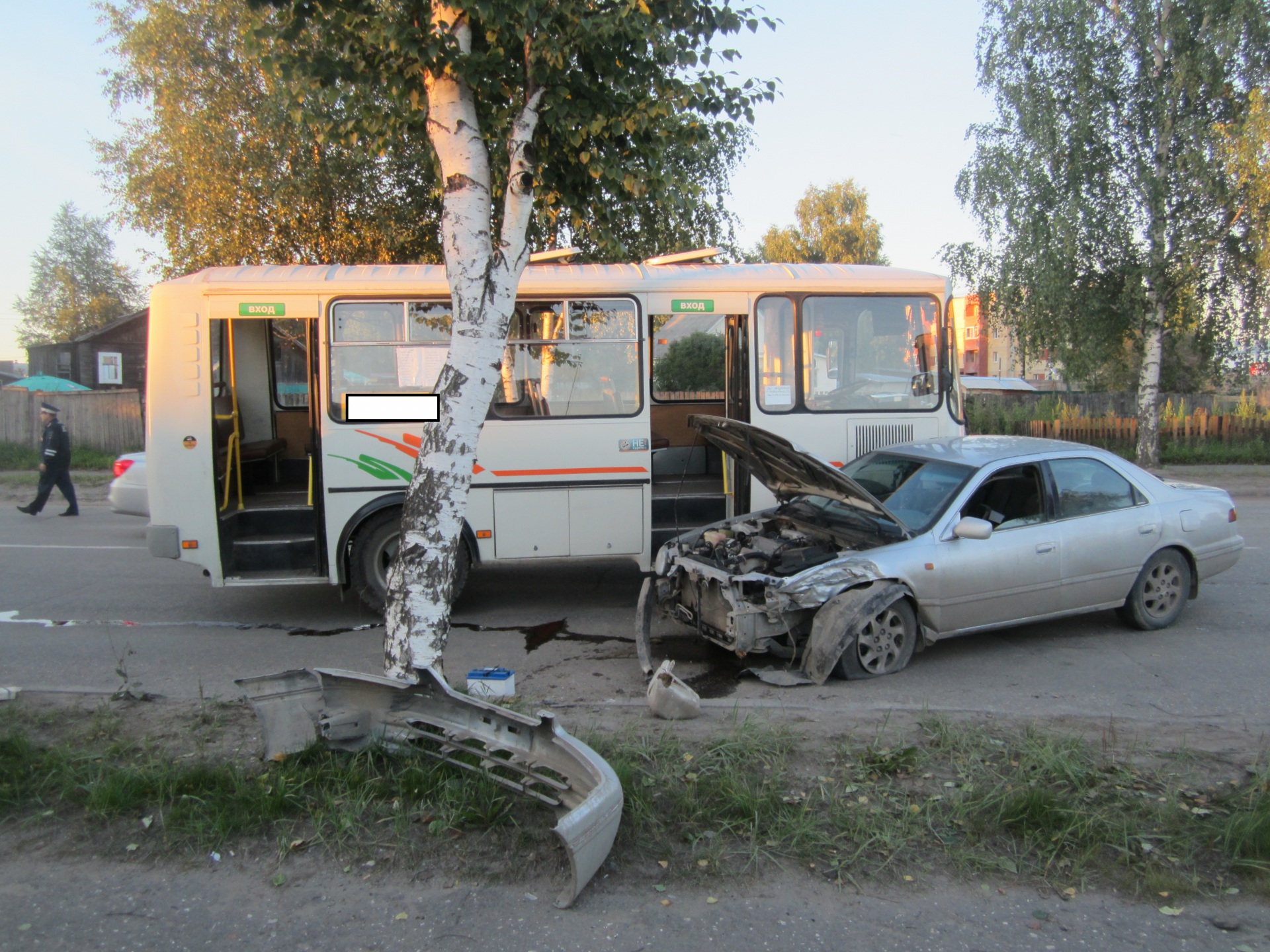 В Сыктывкаре «Тойота» врезалась в дерево, а после - в маршрутный ПАЗ « БНК