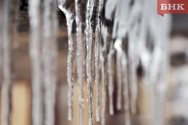 Сыктывкарцев призвали пользоваться разрешенными ледовыми переправами и остерегаться сосулек