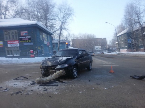 В Сыктывкаре столкнулись две иномарки, один водитель скрылся