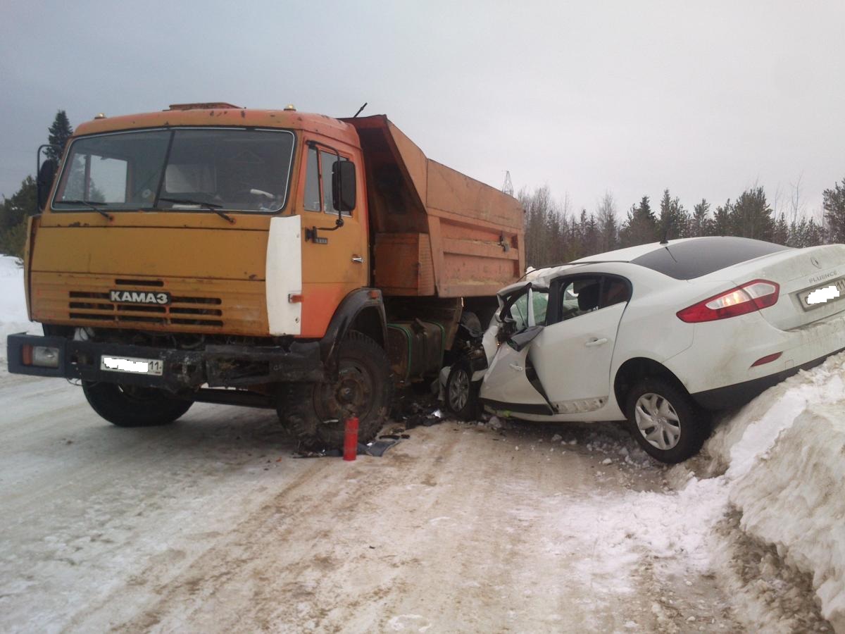 В Ижемском районе КамАЗ въехал в Renault « БНК