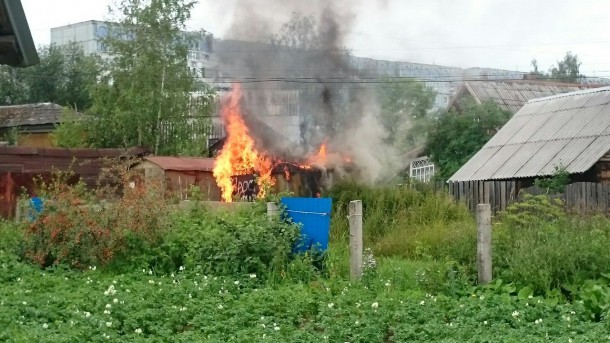 Народный корреспондент: «В Сыктывкаре на Тентюковской горит гараж»