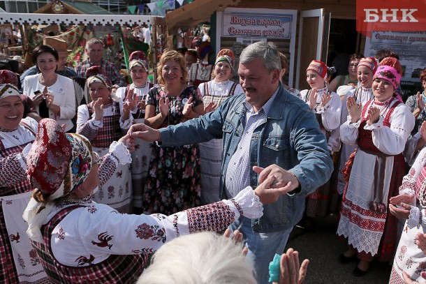 Сергей Гапликов на «Шондiбане» загадывал желания и резал гигантскую шаньгу