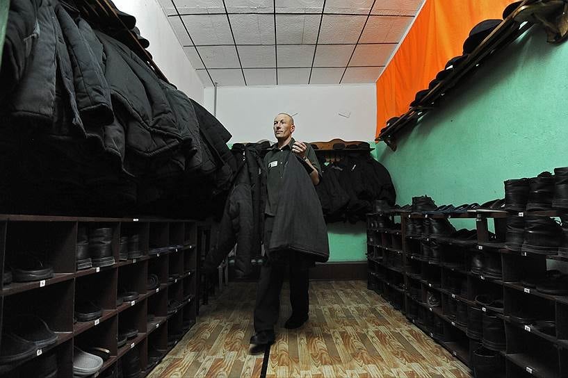 Заключенных в казахских тюрьмах разделили по цвету одежды