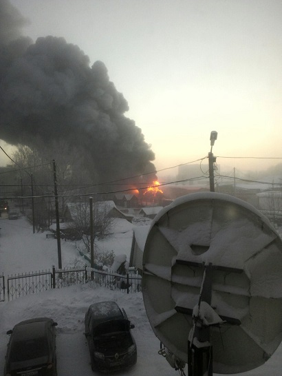 Пока пожарные Сыктывкара тушили гараж, жители соседнего дома грелись в автобусе