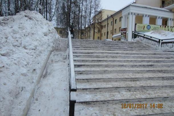 Коммунальщики Сыктывкара дали «дорогу санкам» возле драмтеатра по просьбе горожан