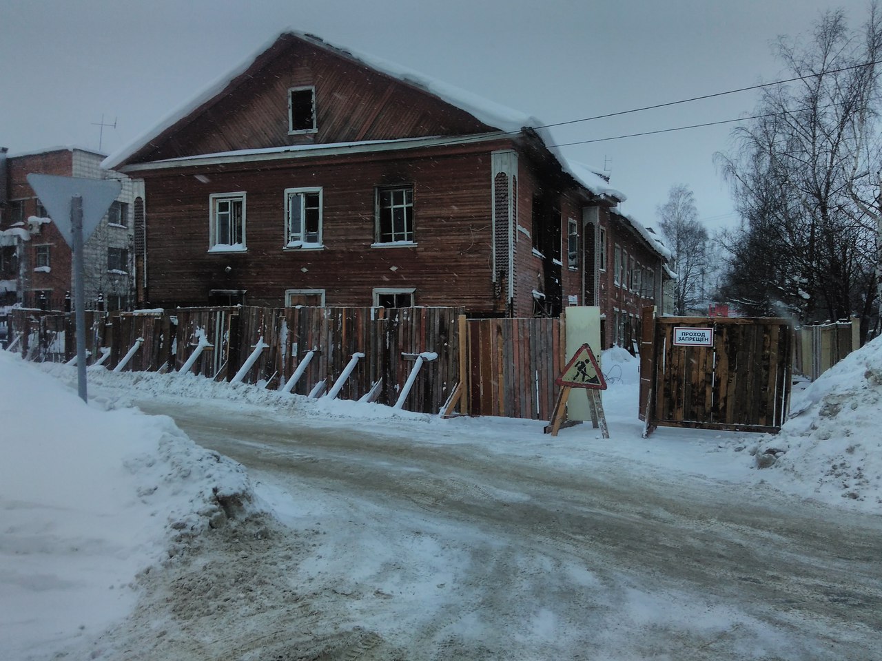 Народный корреспондент: «В Сыктывкаре сносят дом, нарушая права пешеходов»  « БНК