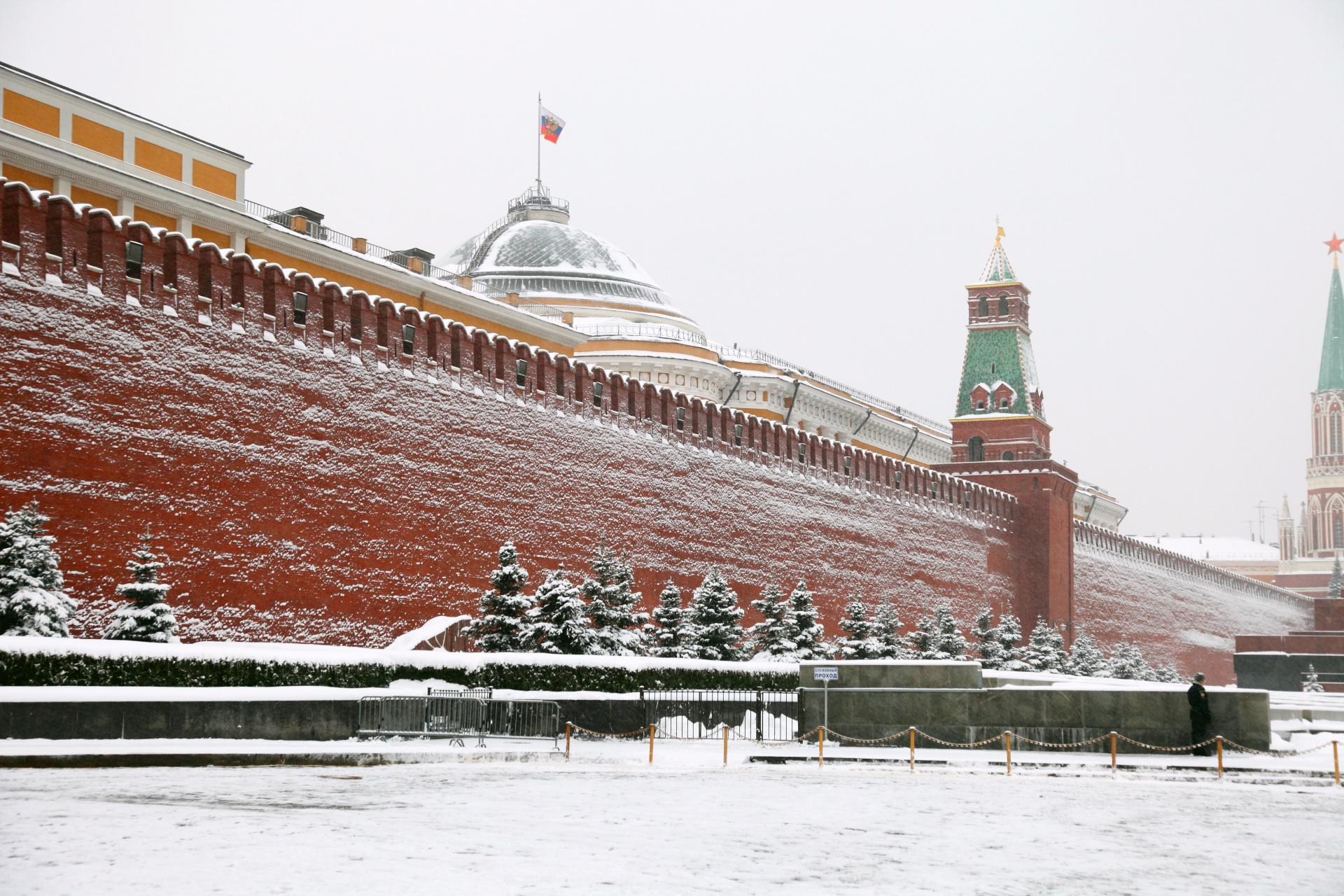 Территория Московского Кремля зимой