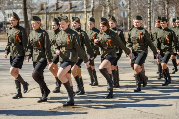 Женский батальон на параде фото