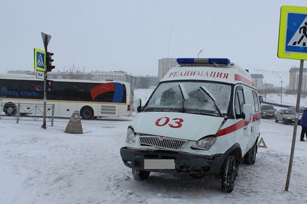 В Воркуте водитель иномарки не уступил дорогу скорой помощи