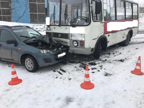 В Воркуте в столкновении автобуса и легковушки пострадал пассажир «маршрутки»