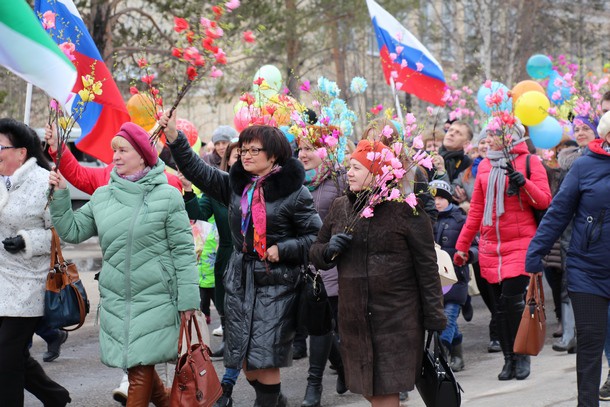 Печорцы вышли на праздничную демонстрацию