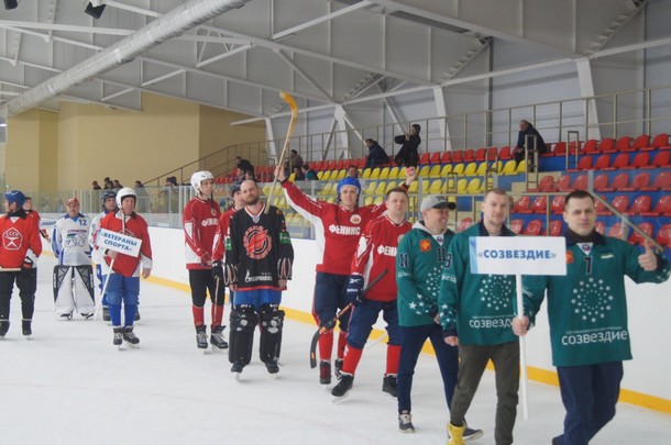 В Сыктывкаре стартовал традиционный турнир по мини-хоккею с мячом ко Дню Победы