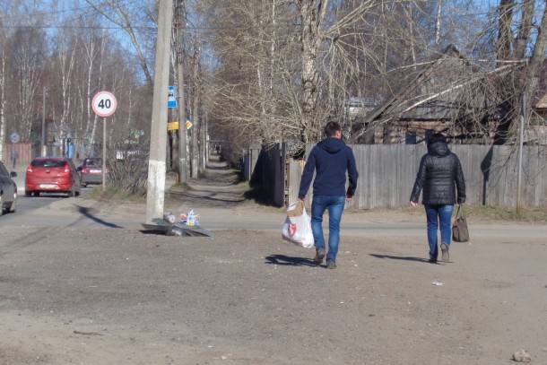 В Сыктывкаре поймали двух любителей выбрасывать мусор у дороги