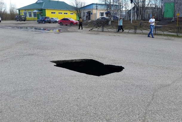 В Печоре на оживленном перекрестке провалился асфальт