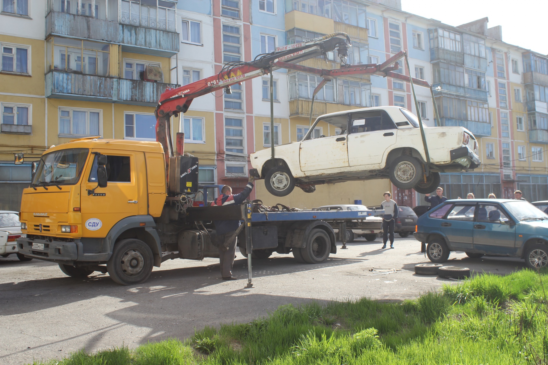 Из воркутинских дворов начали убирать «автохлам» « БНК