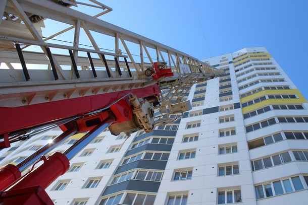 Сыктывкарские огнеборцы потренировались в тушении пожара на 18-этажной высотке
