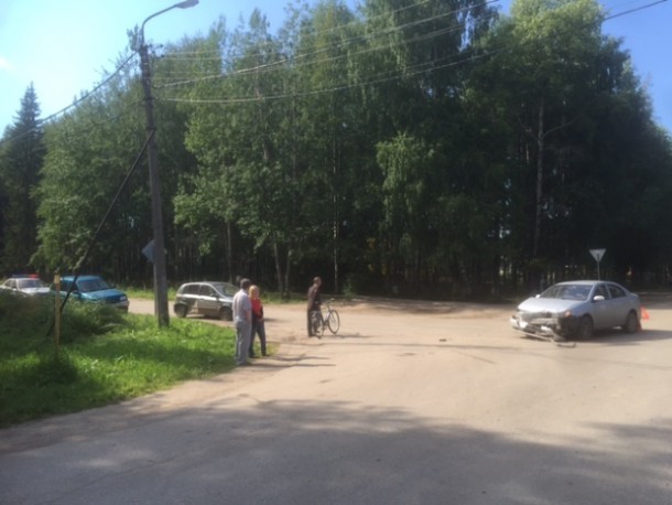 В Краснозатонском столкнулись две иномарки