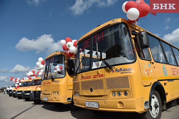 «ЛУКОЙЛ» ко Дню республики подарил муниципалитетам 10 школьных автобусов