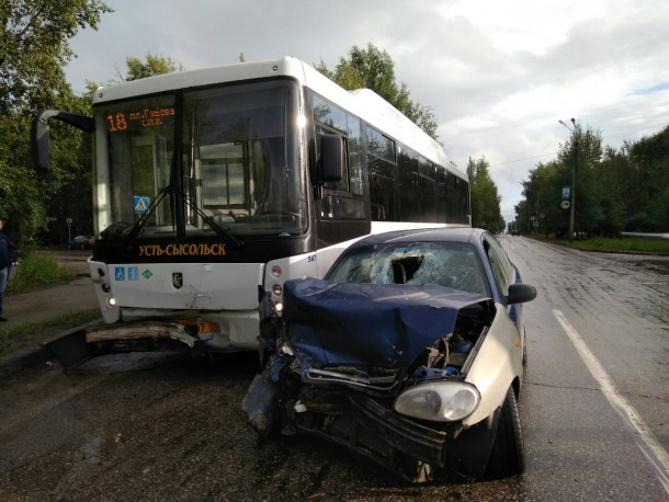 В Эжве Chevrolet протаранил автобус