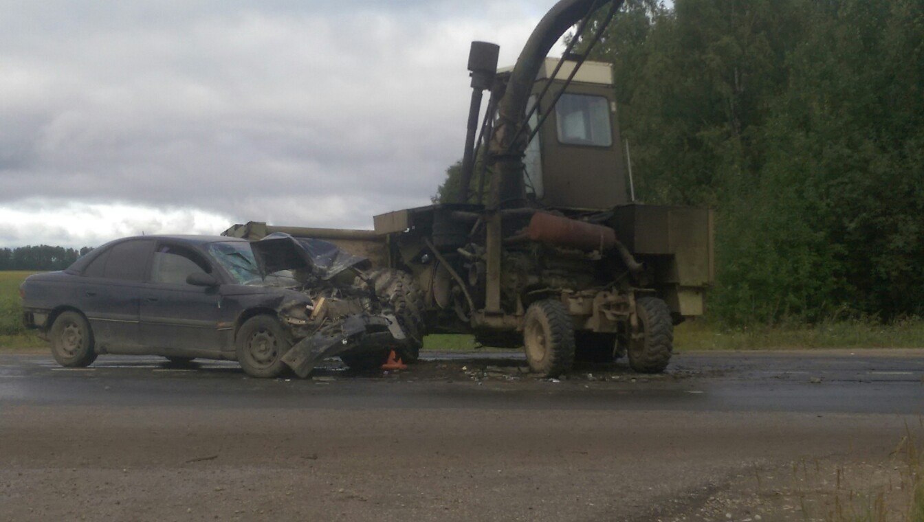 Под Ухтой комбайн врезался в иномарку « БНК