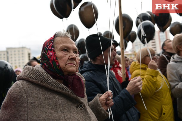 На митинге профсоюзов в Сыктывкаре Людмила Ляшенкова зачитала резолюцию и сразу ее засекретила