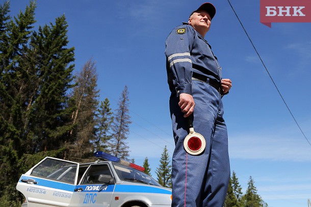 В Коми автоинспекторы задержали дальнобойщика за дачу взятки