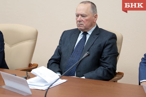 Коммунист Вячеслав Шулепов покидает избирательную комиссию Коми